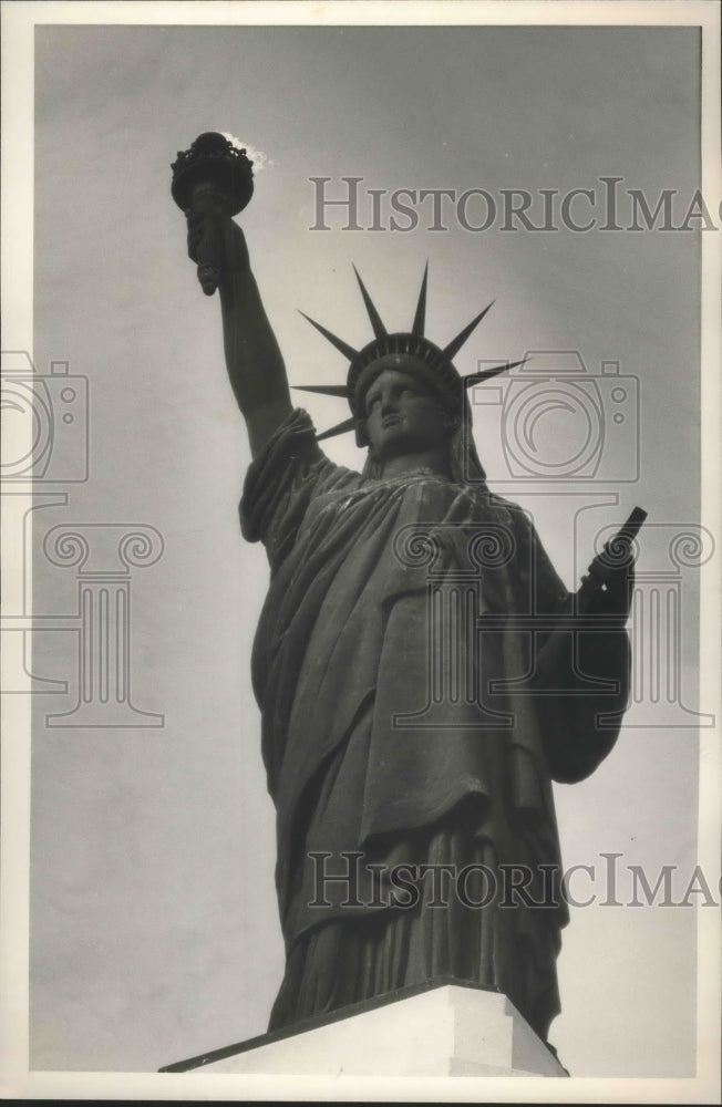 Press Photo Statue of Liberty on Top of Liberty National Bank, Birmingham - Historic Images