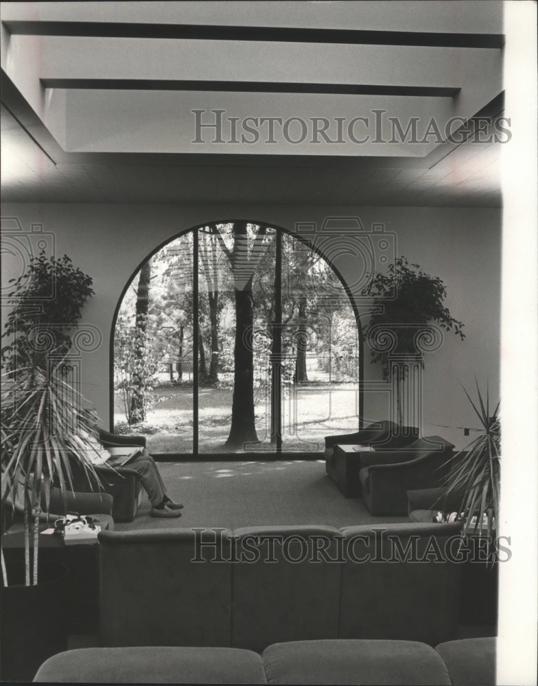 1982 Press Photo Alabama-Man reading at Birmingham&#39;s Springville library. - Historic Images