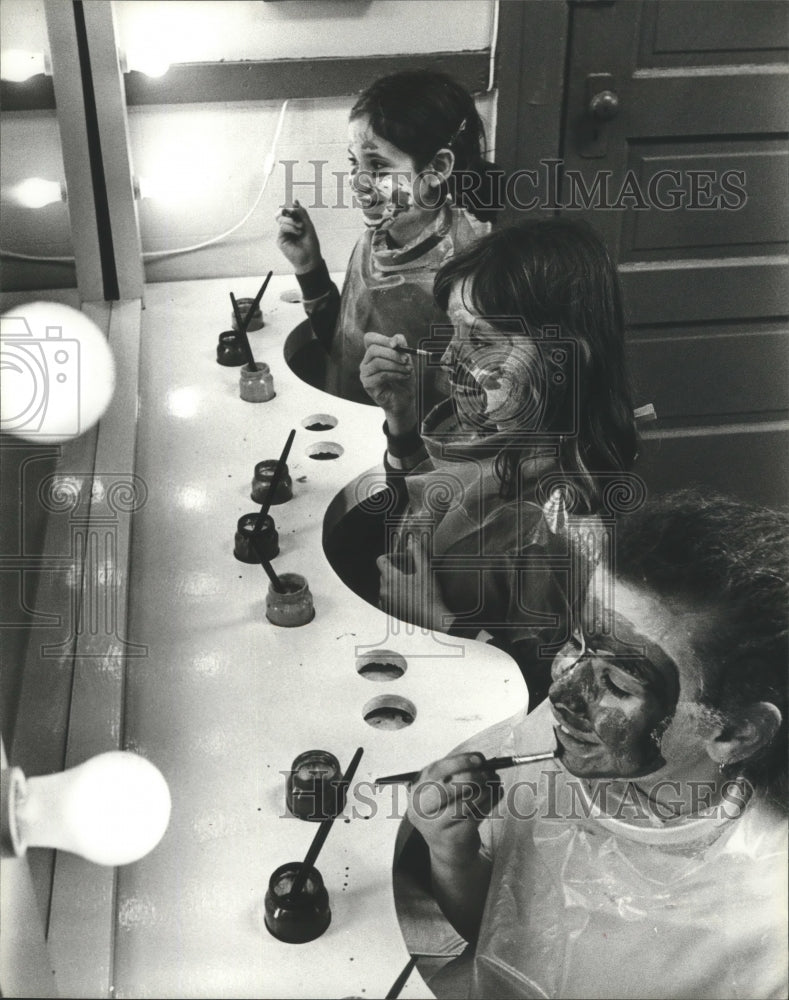 1981 Press Photo Alabama-Children paint their faces at Discovery Place Museum. - Historic Images