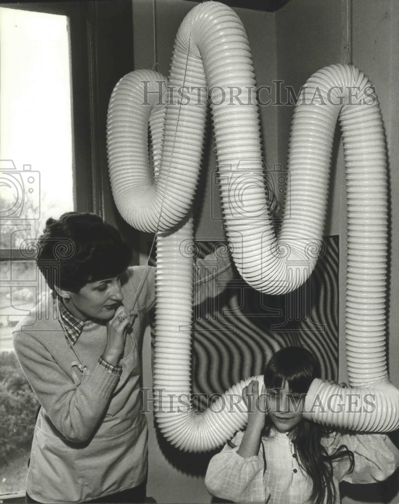 1981 Press Photo Alabama-Mrs. Betty Walton and Ester Silber at Discovery Place. - Historic Images