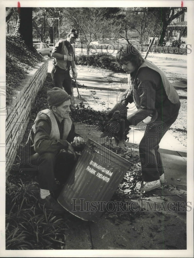 1988 Press Photo Alabama-Birmingham Park Dept workers clean up Highland Avenue. - Historic Images