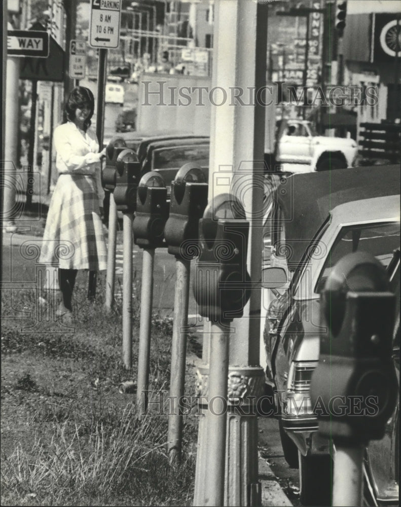 1981 Press Photo Alabama-Beverly Morton puts coin in Birmingham parking meter. - Historic Images