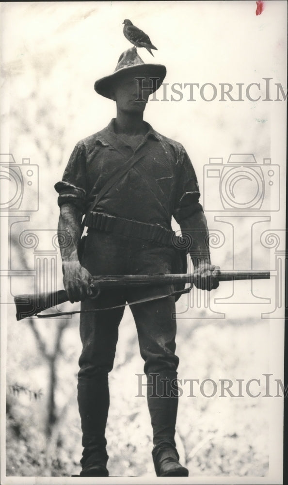 1988 Press Photo Alabama-Birmingham-Bird perches on hat of Linn Park war statue. - Historic Images