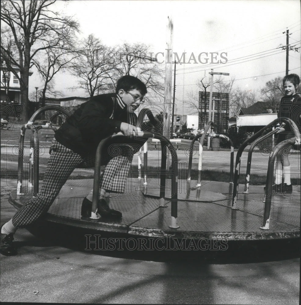 1975 Press Photo Alabama-Birmingham kids riding the Magnolia Park merry-go-round - Historic Images