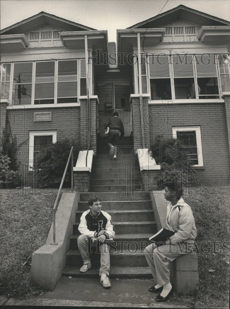 1983 Press Photo Scott McLaughlin and Cassandra Warner talk at UAB Honor House. - Historic Images