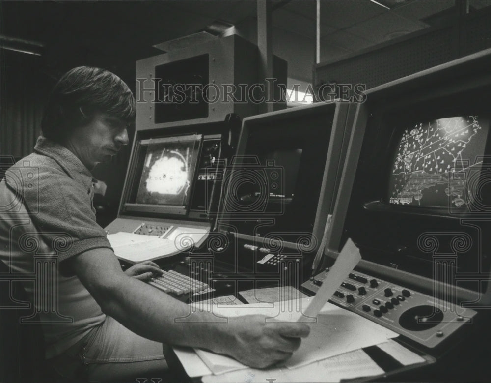 1983 Press Photo Weather Forecaster John Newton Tracking Rain Front, Alabama - Historic Images