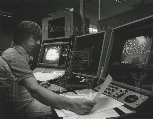 1983 Press Photo Weather Forecaster John Newton Tracking Rain Front, Alabama - Historic Images