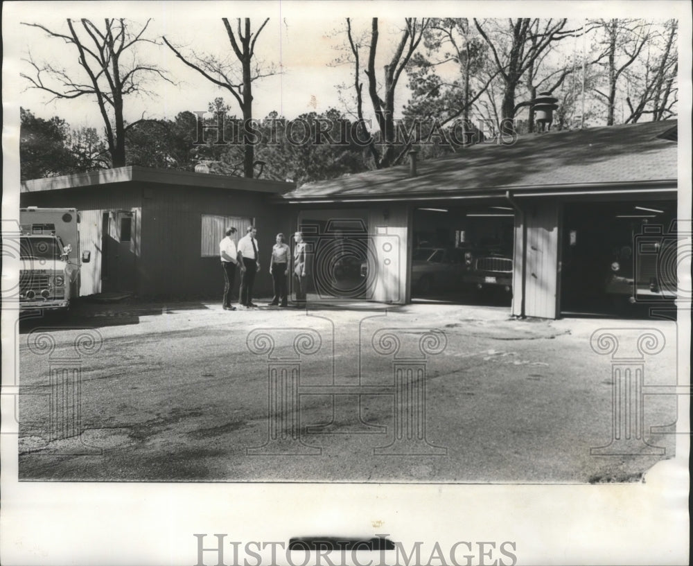 1977 Press Photo Alabama-Buff Park Firemen talk outside newly remodeled station - Historic Images