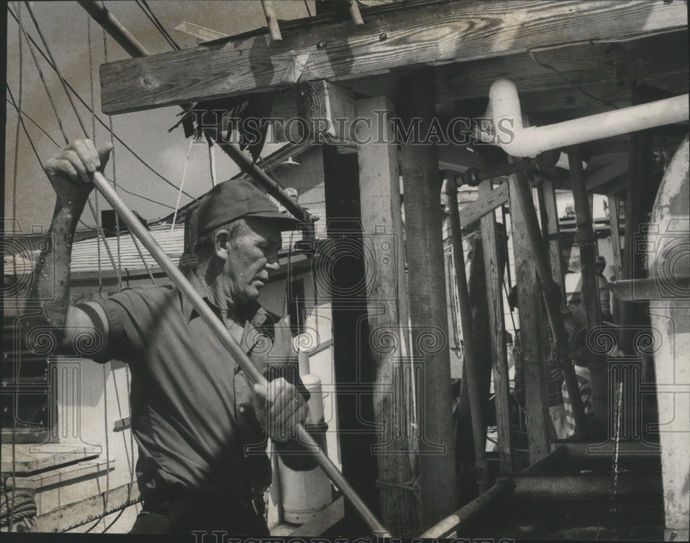1978 Press Photo Alabama-Man washes catch before processing at Bon Secour Shrimp - Historic Images