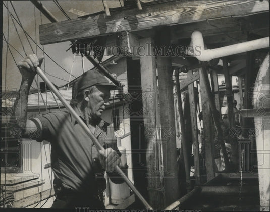 1978 Press Photo Alabama-Man washes catch before processing at Bon Secour Shrimp - Historic Images
