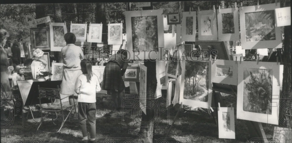 1967 Press Photo Alabama-People at Birmingham Arts and Crafts show in Buff Park. - Historic Images