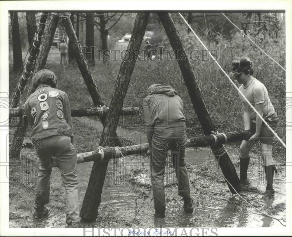 1980 Press Photo Alabama-Three Boy Scouts working on Lookout Tower. - abna06802 - Historic Images