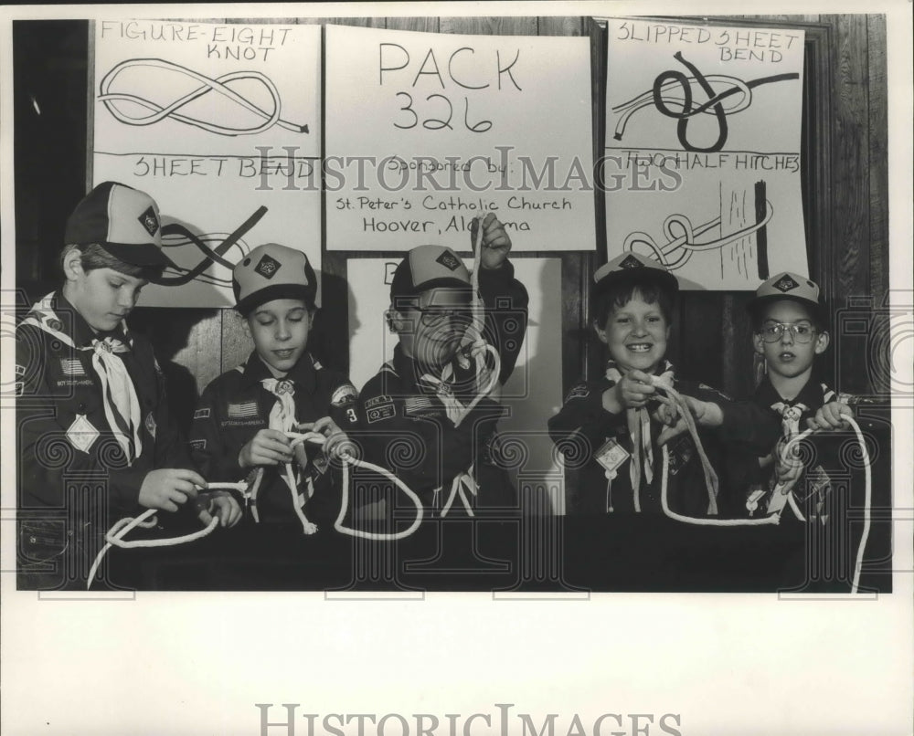 1987 Press Photo Alabama-Hoover-Boy Scout Pack 326 show their knot tying skills. - Historic Images