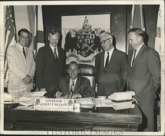 1969 Press Photo Alabama-Governor Albert Brewer and others in his office.- Historic Images