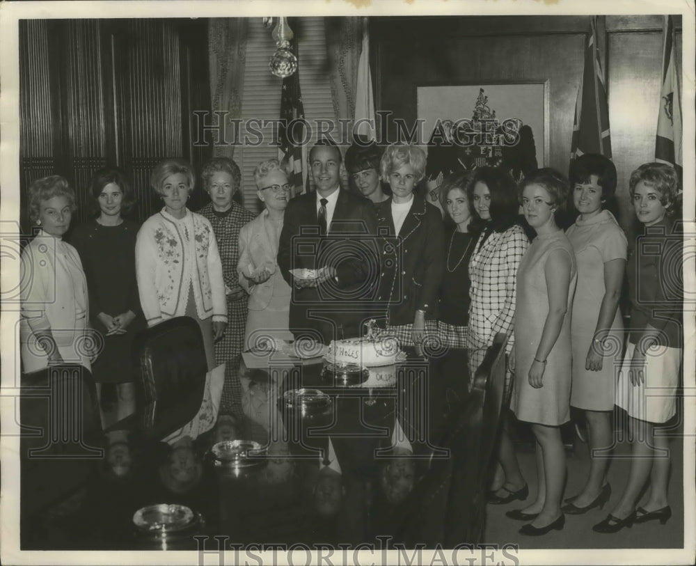 1969 Press Photo Alabama Governor Albert Brewers 41st Birthday celebration. - Historic Images