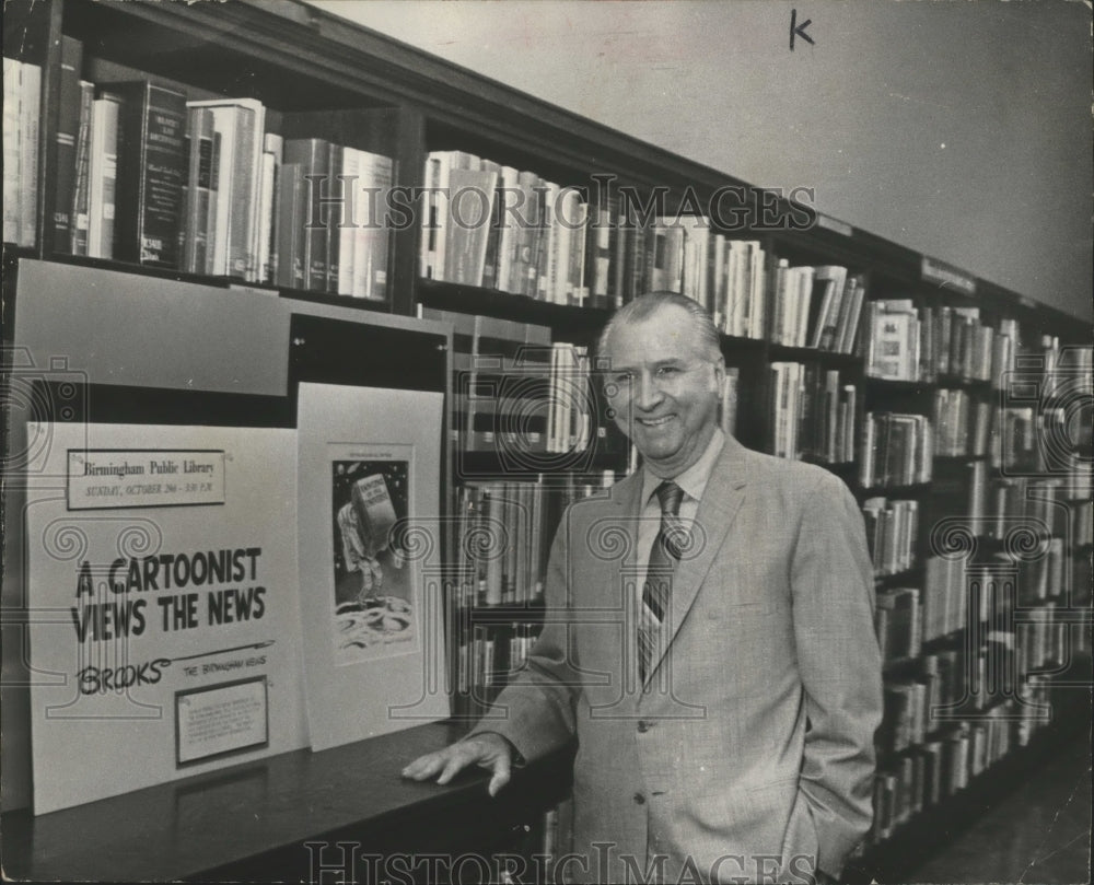 1972 Press Photo Alabama-Birmingham News cartoonist, Charles Brooks with display - Historic Images