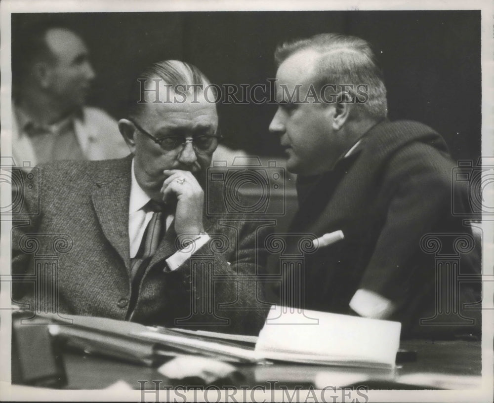 1959 Press Photo Alabama-Tom Briskey, head of Birmingham Zoo speaks with counsel - Historic Images