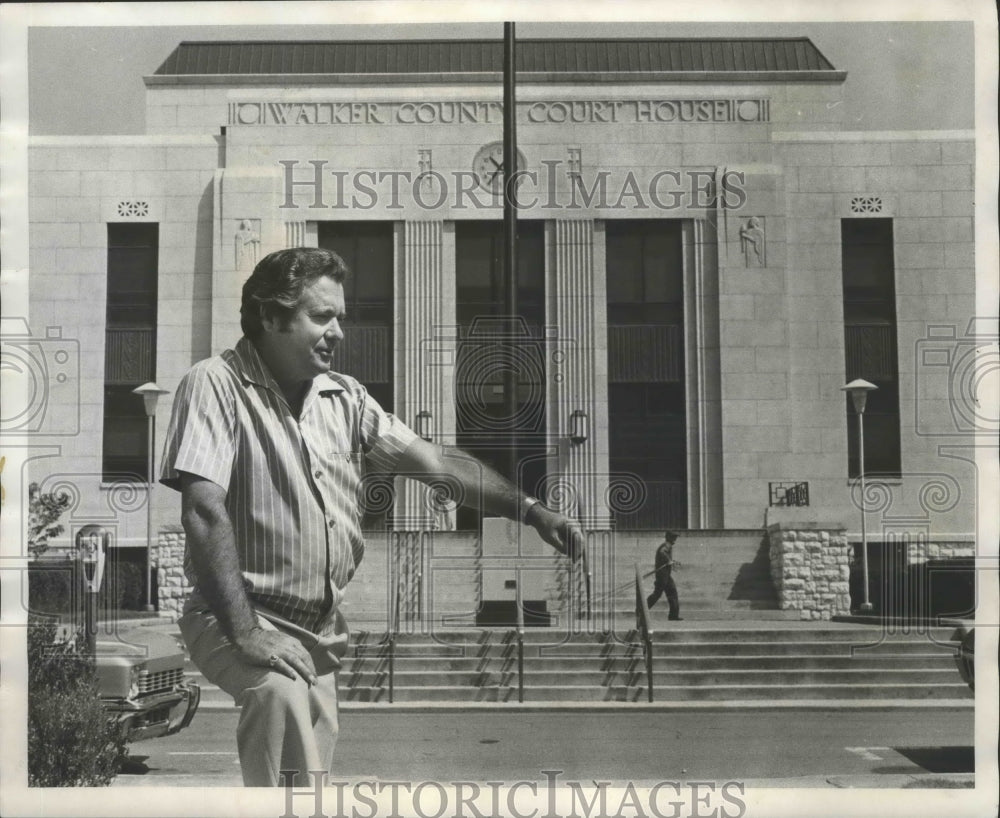 1978, Alabama-Jasper Mayor, Jack M. Brown tell reflector pool site. - Historic Images