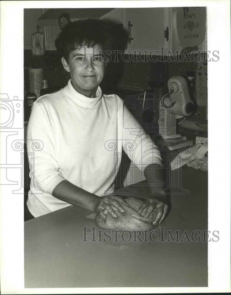 1989 Press Photo Jan Alardo works with dough. - abna06888 - Historic Images