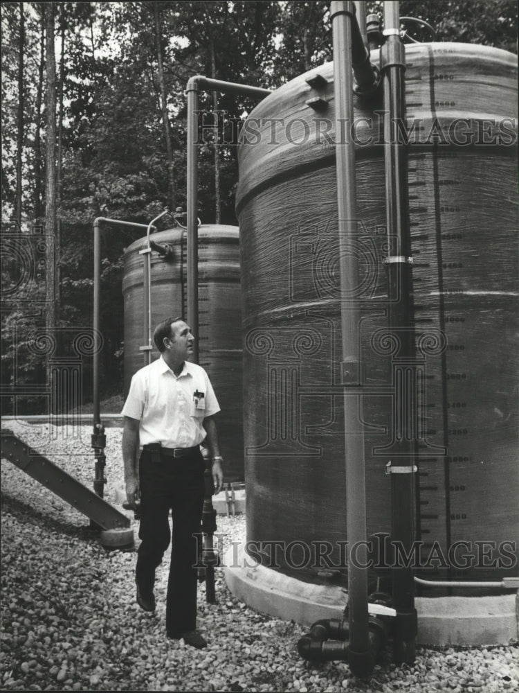 1981 Press Photo Plant Super Raburn McCormick at Fluoride Tanks, Birmingham - Historic Images