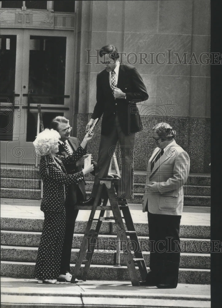 1977 Press Photo Deciding on Site of Jefferson Statue, Birmingham, Alabama - Historic Images