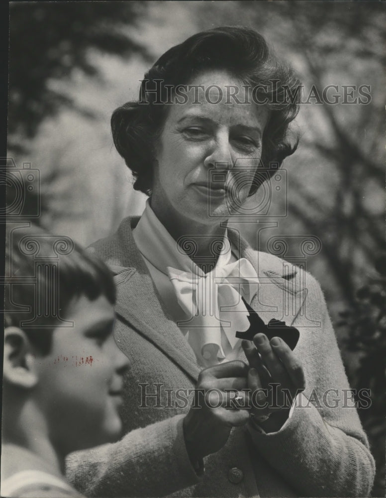 1966 Press Photo Catherine Blackford, Artist, at Eastwood Mall, Alabama - Historic Images