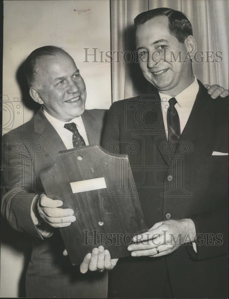 1963 Press Photo Decatur, Alabama Mayor Gilmer Blackburn Receives Award - Historic Images