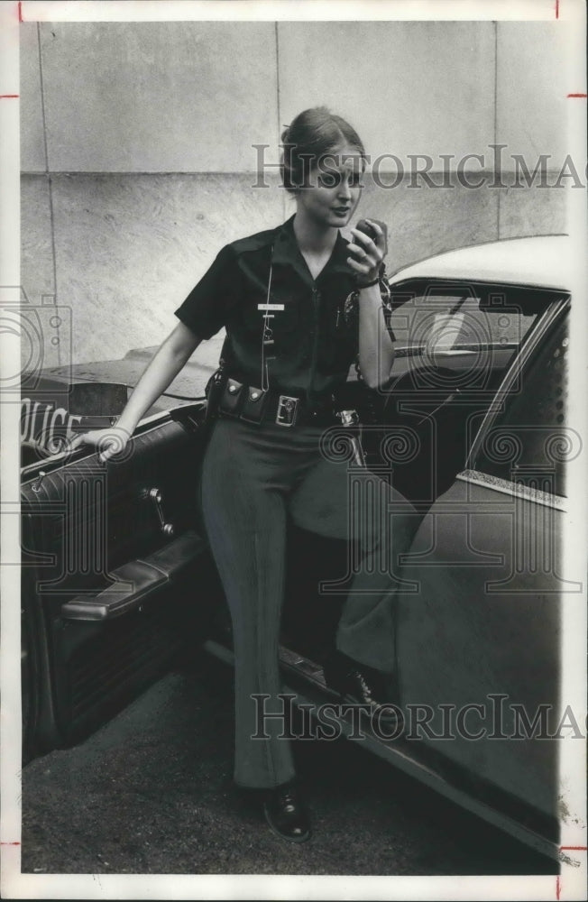 1976 Press Photo Alabama-Birmingham Police Officer, Sue Boggan on car radio. - Historic Images