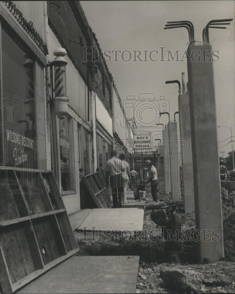 1975 Press Photo Alabama-Shoppers pick their way along torn up sidewalk in Boaz. - Historic Images