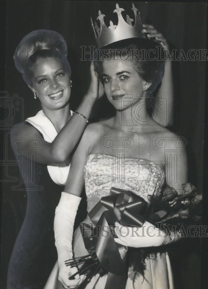 1964 Press Photo Alabama-Calhoun&#39;s Cotton Maid crowned by former Cotton Maid. - Historic Images