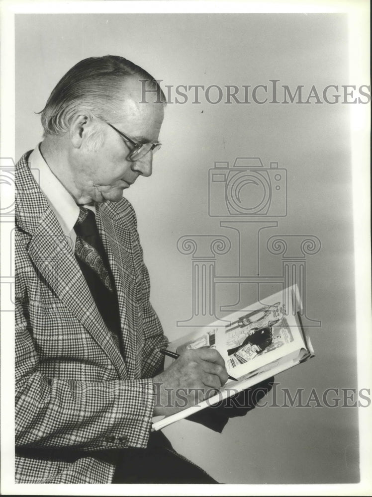 1980 Press Photo Birmingham News Cartoonist Charles Brooks, Alabama - abna07003 - Historic Images