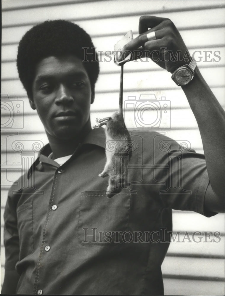 1979 Press Photo Williams Holds Up Rat in Neighborhood in Bush Hills, Alabama - Historic Images