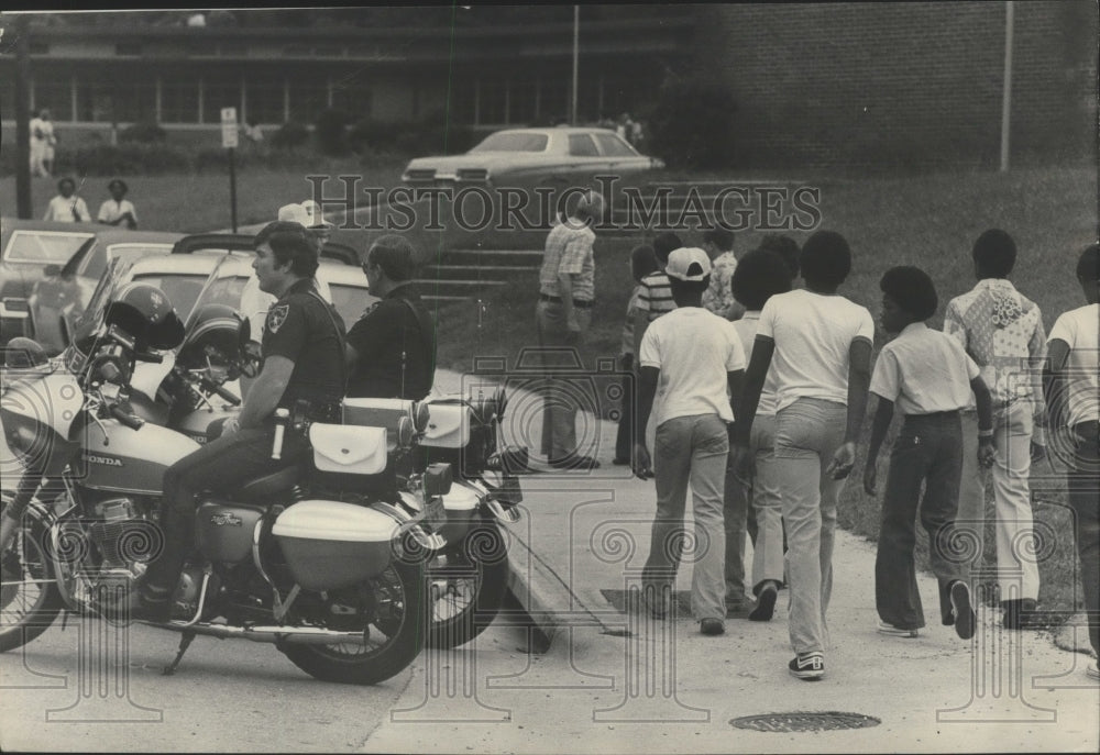 1976 Press Photo Officers Relaxing at Opening Day of Banks High, Birmingham - Historic Images