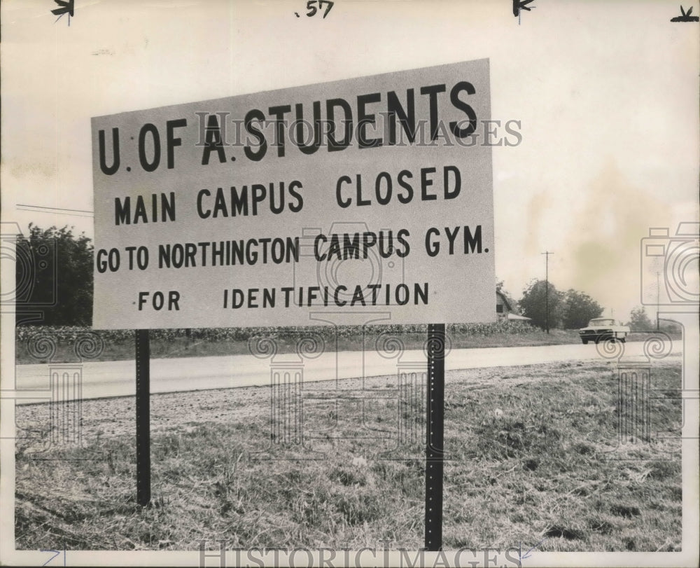 Press Photo Highway Sign Instructs University of Alabama Students - abna07077 - Historic Images