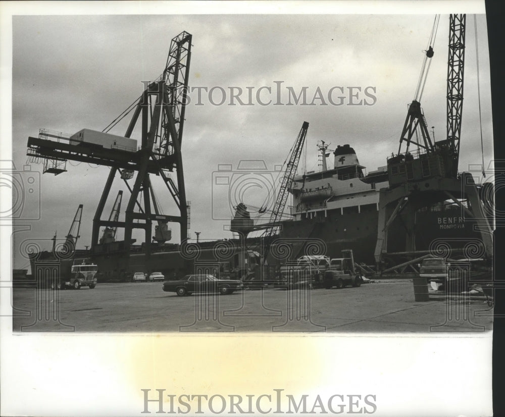 1977 Press Photo Alabama State Dock 45-long-ton container crane and ship. - Historic Images