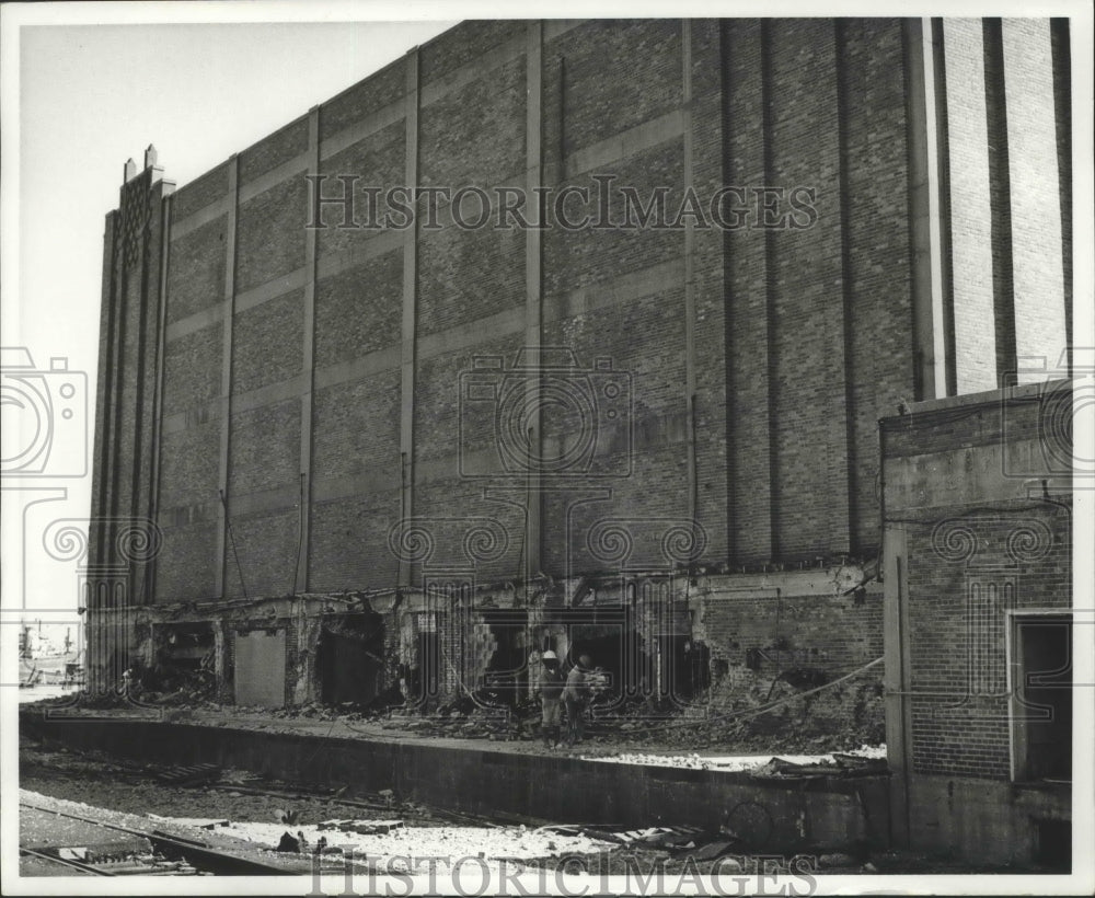 1982 Press Photo Alabama State Docks, workers examine building damage. - Historic Images