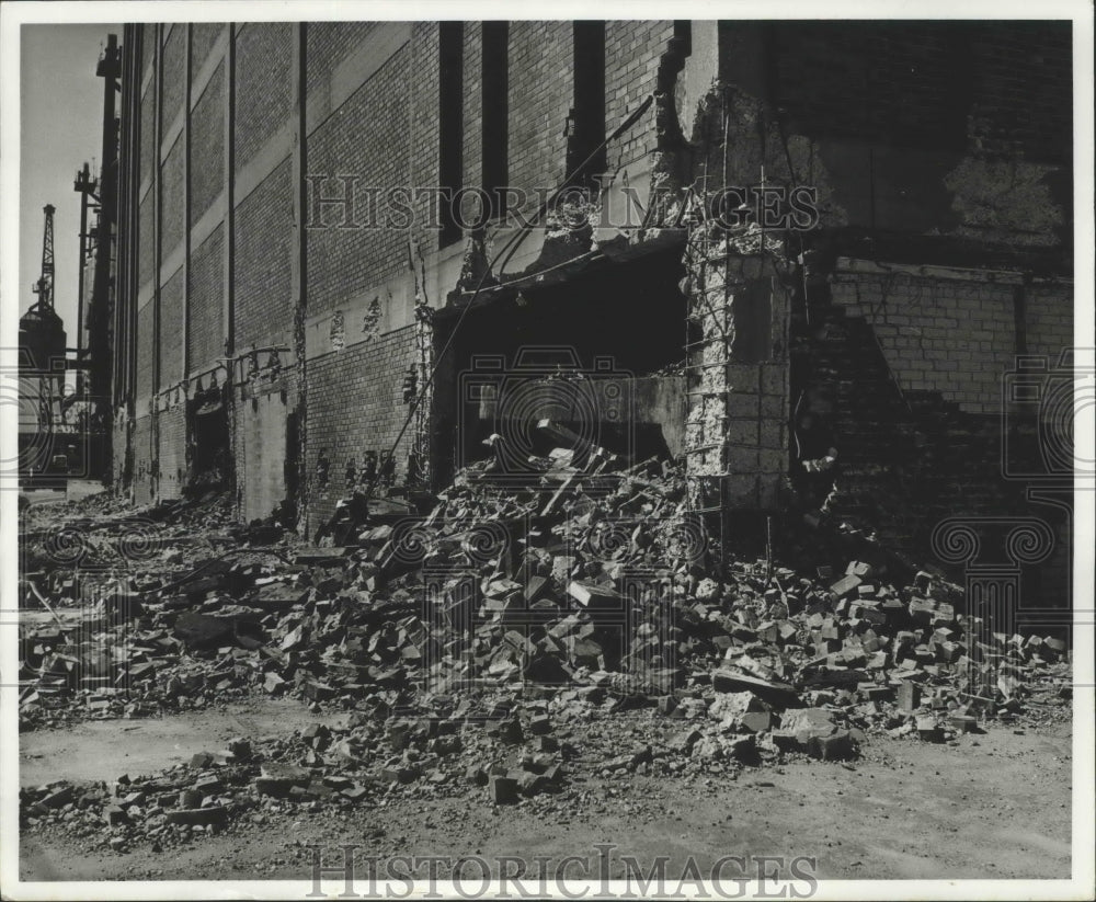 1980 Press Photo Alabama State Docks&#39; building being torn down. - abna07164 - Historic Images