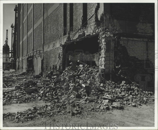 1980 Press Photo Alabama State Docks' building being torn down. - abna07164 - Historic Images
