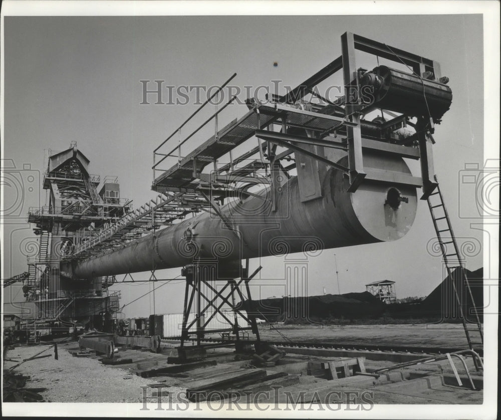 1980 Press Photo Alabama State Docks, McDuffie Coal Terminal stacker-reclaimer. - Historic Images