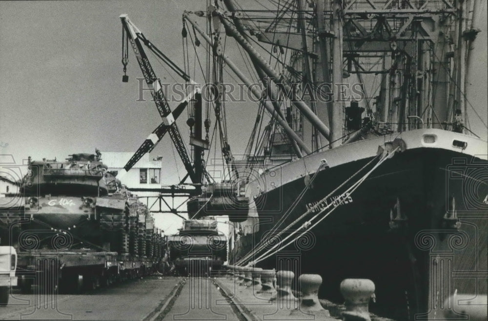 1988 Press Photo Ship Unloading/Loading at the Alabama State Docks in Mobile - Historic Images