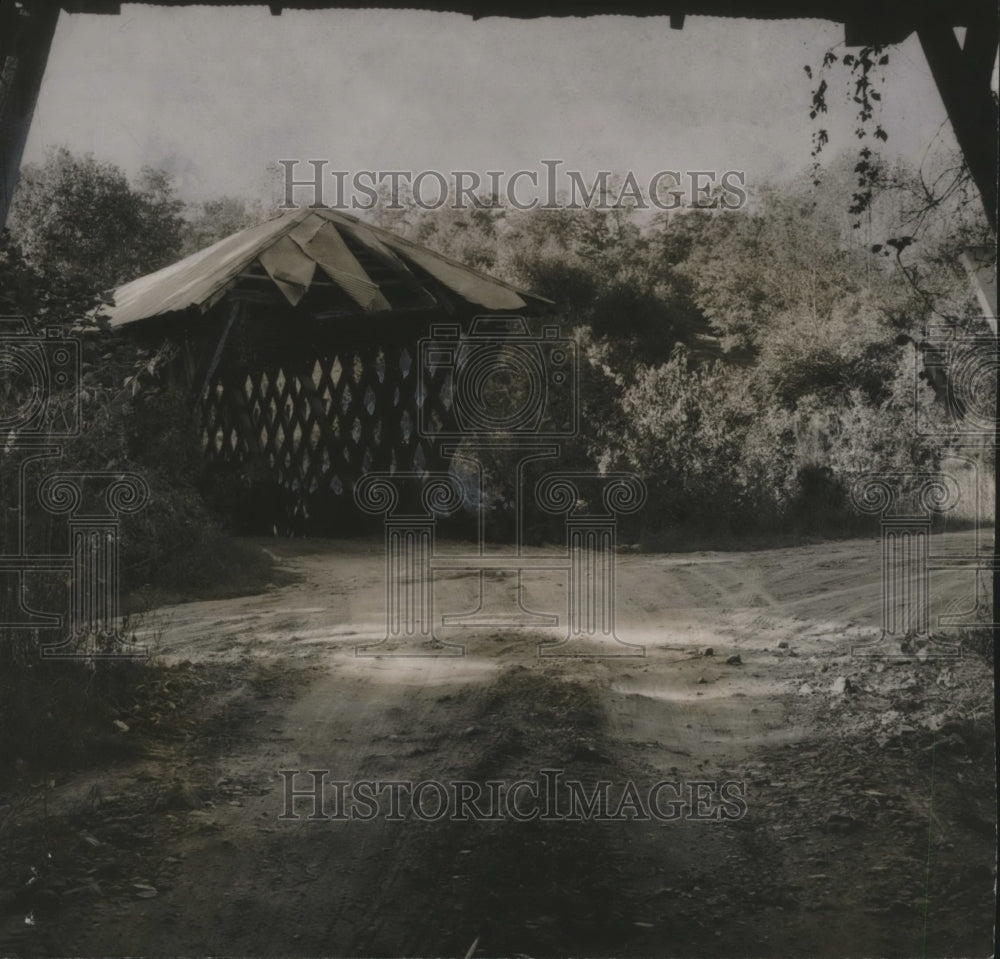 1951 Press Photo Alabama-Double-covered bridge shown here is a vanishing scene. - Historic Images