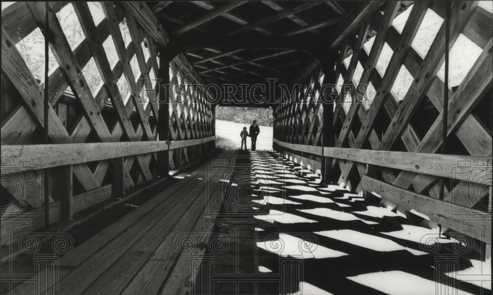 1981 Press Photo Alabama-Oneonta, people walk across Horton Mill covered bridge. - Historic Images