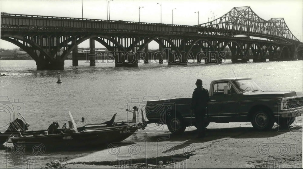 1986 Press Photo Alabama-Fisherman at Decatur&#39;s Keller Memorial Bridge area. - Historic Images