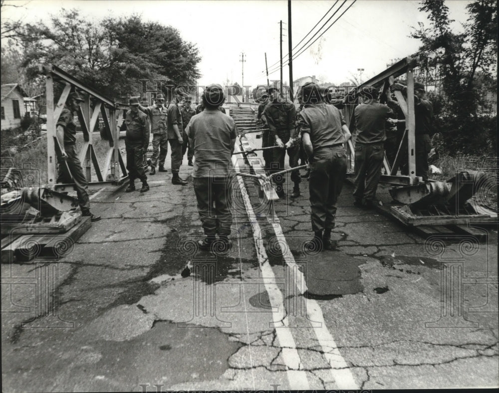 1979 Press Photo Guardsmen Begin Temporary Bridge Construction, Bessemer - Historic Images