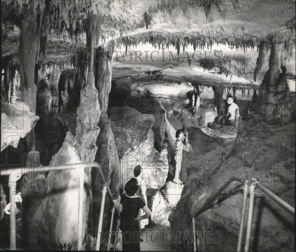 1964 Press Photo Alabama-People walk through Rickwood Caverns. - abna07309 - Historic Images