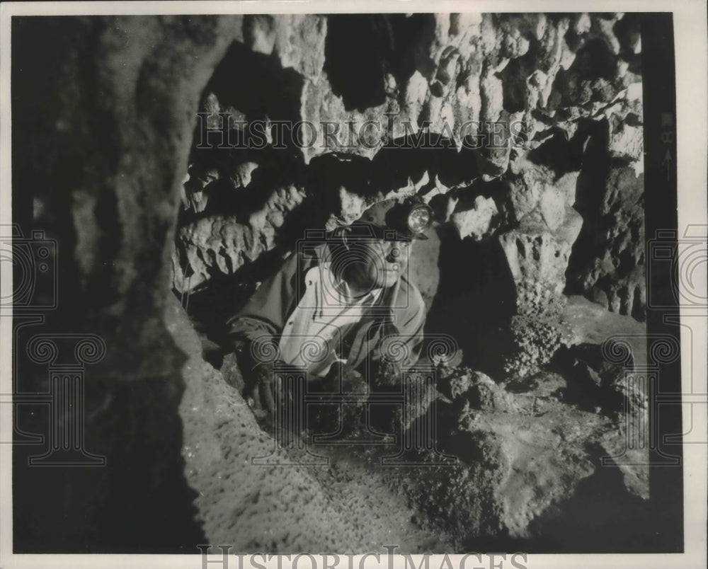 1978 Press Photo Harry Hoover Explores Blowing Cave, Jackson County, Alabama - Historic Images