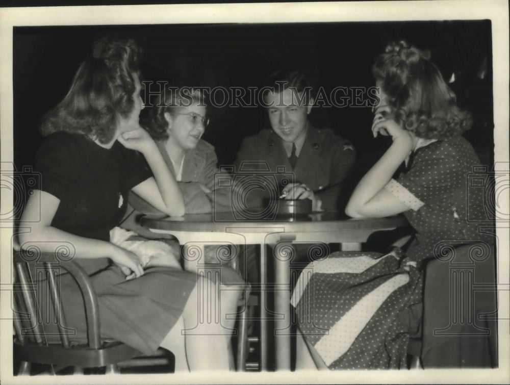 1943 Press Photo Military Personnel Enjoy Time at USO, Anniston, Alabama - Historic Images