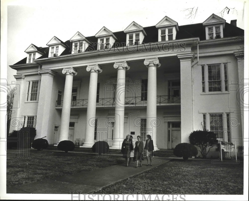 1982 Press Photo Alabama-Athens college faculty in front of Founders Hall. - Historic Images