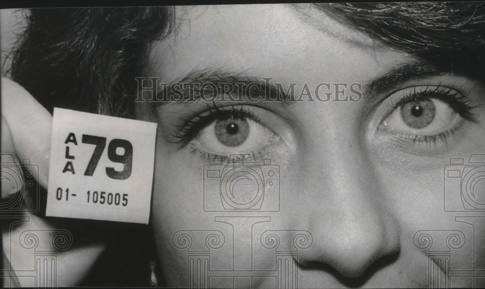 1978 Press Photo Alabama-Janice Gardner with car tag decal for licensed cars. - Historic Images