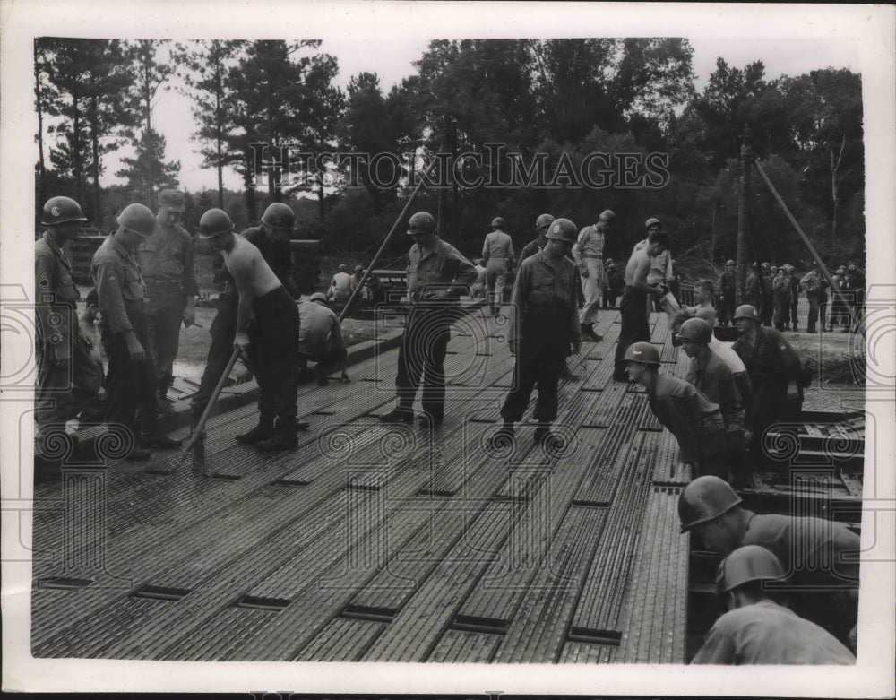 1950 Press Photo Alabama National Guard 31st Dixie Division building a bridge. - Historic Images